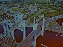 Двухъярусный мост решили зажать двумя другими (фото)