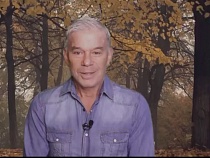 Олег Газманов сделал призыв на фоне придорожной аллеи