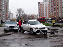 В Калининграде велосипед оторвал у БМВ Х1 номерные знаки при ДТП 