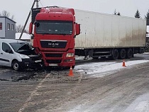 На выезде из Калининграда фура повернула ценой здоровья водителя «Пежо»