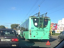 В Калининграде троллейбус «догнал» пассажирский автобус