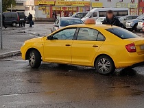 Замдиректора фирмы в Калининграде украл телефон в такси
