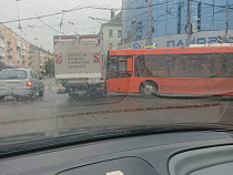 Пассажирский автобус врезался в грузовик «Бауцентра»
