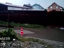 «Мазда» скрылась в ночи после наезда на двух пешеходов в Калининграде