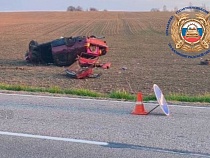 Под Гвардейском в перевернувшейся машине ранены двое