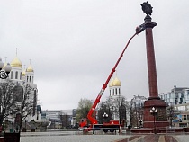 В Калининграде повторно моют изваяние ордена Победы
