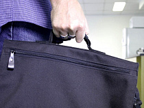 Калининградец украл у пенсионера травматический пистолет, ноутбук и деньги