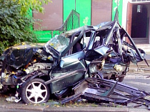 Напротив школы №4 на Карла Маркса “Форд” разбился в лепёшку