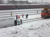 Вечером 18 февраля на станции Западный Новый в Калининграде на железнодорожный путь упал микроавтобус