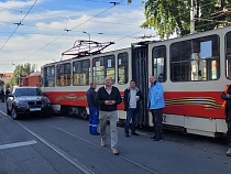 «Прекрати съёмку»: в Калининграде не разъехались БМВ и трамвай