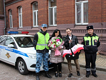 Калининградку, которой помогли инспекторы ДПС, выписали из роддома