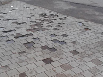 Фотофакт: укладывать дорожную плитку в Калининграде так и не научились