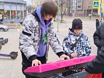 Культовый исполнитель электронной музыки прошёл по центру Калининграда