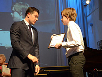 Антон Алиханов поздравил и наградил лучших выпускников 2018 года (фото)