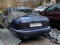 В Корнево ураган снёс часть крыши 5-этажного дома на «Ауди» и БМВ