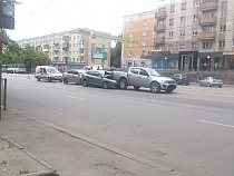 В центре Калининграда столкнулись в ряд сразу три иномарки