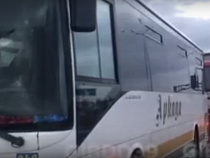 Экскурсионный автобус попал в аварию (видео)