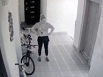 В Калининграде девушка показала простой способ украсть велосипед