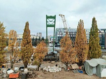 К пешеходному мосту в Калининграде приварили главную консоль