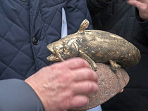 На открытие памятника сому в Калининграде пригласят Ярошука и Цуканова