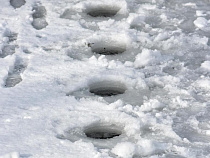 На озере в Калининграде несколько лыжников провалились в полынью 