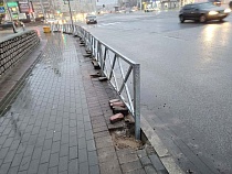 В Калининграде экстренно меняют хорошие заборы на новые 