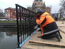 Медовому мосту вернули ограду без замков