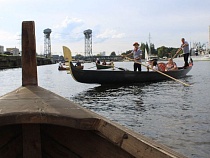 Через центр Калининграда проплыла гондола с гондольерами
