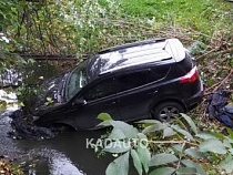 В ручей на улице Осенней улетела «Тойота RAV-4», уходя от погони  