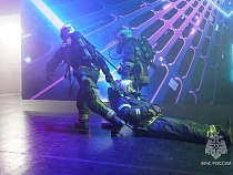 «Горит-горит-горит!»: к «Янтарь-холлу» вереницами подъезжали пожарные