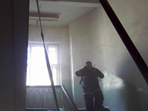 В Калининграде жильцы самостоятельно потушили горящую дверь