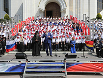 На главной площади Калининграда выступил сводный хор из 800 человек
