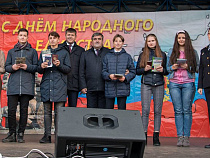 Силанов и Кропоткин вручили паспорта 14-летним (фото)