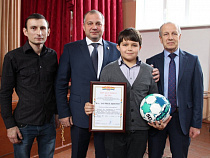 Благодарственное письмо от губернатора вручили шестикласснику, спасшему первоклассника