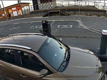 Семья людей сломала шлагбаум в Пионерском, чтобы не платить за парковку