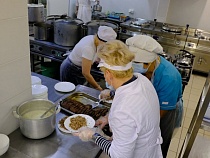 В Калининградской области выплатят по 5 тысяч рублей нянечкам и поварам 