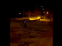 В парке Калинина снова засыпали песком снежную горку (видео)