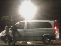 Электричка едва не врезалась в автомобиль (видео)