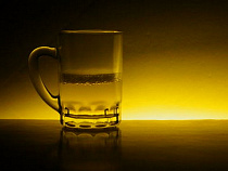 Калининградка заехала в лоб пивной кружкой оскорбившему её парню