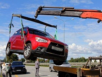 У жительницы Калининграда прямо на дороге забрали «Мицубиси»