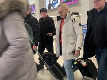 Городской сумасшедший встретил посла Польши в аэропорту Калининграда