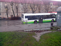 На затопленной улице Дзержинского в яме застрял автобус