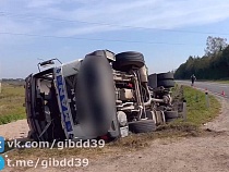 На трассе Калининград – граница с Литвой в кювет опрокинулся грузовик