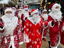 В Зеленоградске начался сезон шествий Дедов Морозов