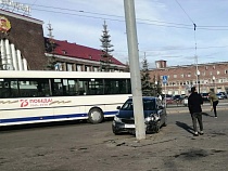 КИА врезался в опору у Южного вокзала в Калининграде