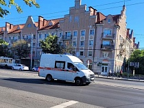 Из квартиры с газом в Калининграде экстренно увезли женщину и ребёнка