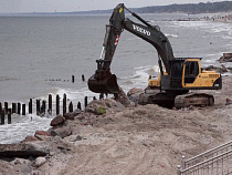В Зеленоградске намывают пляж