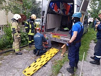 В Калининграде микроавтобус пытался придавить водителя 