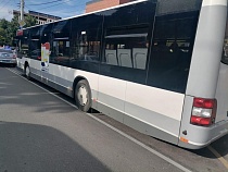 В Калининграде водитель автобуса отвлёкся на зеркало и уронил женщину 