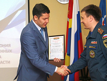 Губернатор лично поблагодарил пожарных за тушение мощного пожара в Советске